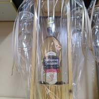 Подаръчен комплект – Кладенец с 2 чаши и Ямболска гроздова ракия 700 ml