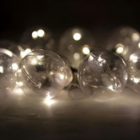 Празнични LED светлини с формата на крушка разположени на гъвкаво въже