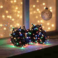 Цветни коледни лампички с черен кабел