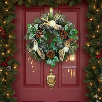 Коледен венец с орнаменти за декорация на дома