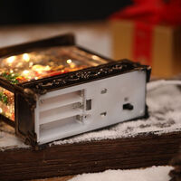 Коледна лампа фенер със сняг и коледни орнаменти