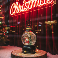 Голям LED коледен фенер с ефект на падащ сняг – приказна светлина и празнична магия