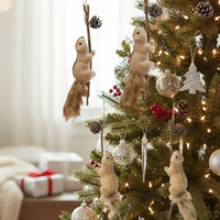 Коледна декорация катеричка на клонче