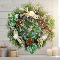 Коледен венец с орнаменти за декорация на дома