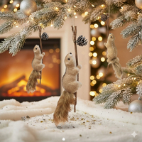 Коледна декорация катеричка на клонче