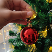 Коледна елха с вградени светлини - магията на Коледа