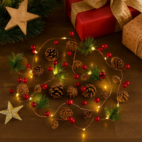 Светеща коледна украса с LED светлини шишарки и борови клонки