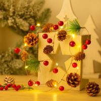 Светеща коледна украса с LED светлини шишарки и борови клонки