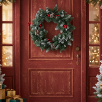 Коледен венец с шишарки и червени плодчета