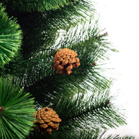 Естествено зелена елха с шишарки