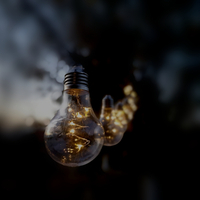 Празнични LED светлини с формата на крушка разположени на гъвкаво въже