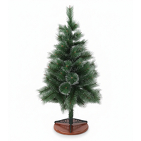 Коледна елха с шишарки и бели заскрежени връхчета