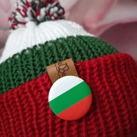 Шапка бяло, зелено,червено с понпон