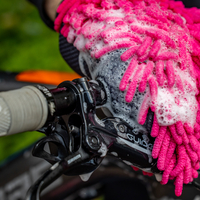 Ръкавица за почистване 2 в 1 от микрофибър Muc-Off M-20411