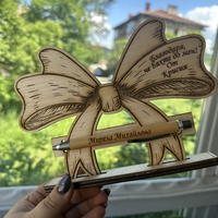 Персонализирана химикалка на дървена поставка