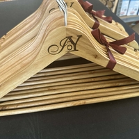 Дървени персонализирани закачалки с лого