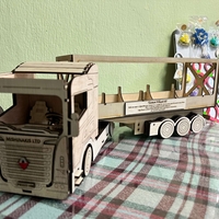 Камион от дърво – Декоративен поставка за алкохол