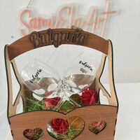 Дървена касетка с надпис + 2 гравирани винени чаши + сапунени рози