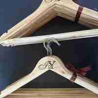 Дървени персонализирани закачалки с лого