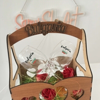 Дървена касетка с надпис + 2 гравирани винени чаши + сапунени рози