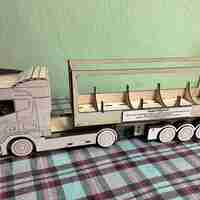 Камион от дърво – Декоративен поставка за алкохол