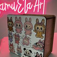 Лукс дървена касичка с цветен UV печат Лабубу