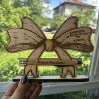 Персонализирана химикалка на дървена поставка