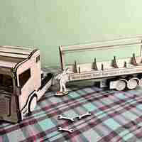 Камион от дърво – Декоративен поставка за алкохол