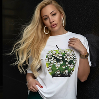Дамска тениска Pearl Apple – oversize модел с артистичен принт