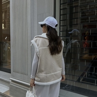 Velour Charm – издължен елек от велур с каракул