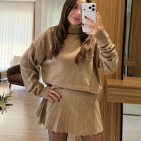 Beige Комплект – пуловер и разкроена къса пола от плетиво