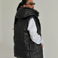 Nordic Chic – Издължен пухен елек с пухена качулка