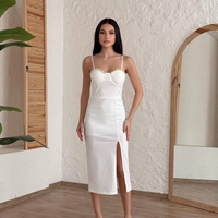 Glam Chic white – Вталена миди рокля с камъни и цепка