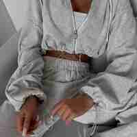 Спортен екип „Urban Fit“ с връзки и скъсено горнище