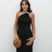 Black Elegance – Рокля с едно рамо и акцент