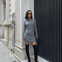 Къса плетена рокля „CozyCharm“ с връзки на бедрото