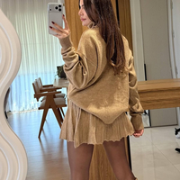 Beige Комплект – пуловер и разкроена къса пола от плетиво