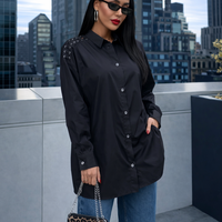 Широка черна риза с декоративни връзки на рамената