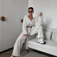 Спортен екип „Urban Fit“ с връзки и скъсено горнище