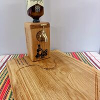 Дъска за мезета с диспенсър за алкохол