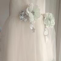 Елегантна асиметрична рокля в бяло + брошка и фиба за коса