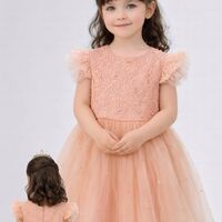 Рокля с тюл и перли в прасковен цвят