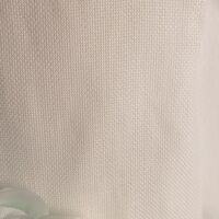 Елегантна асиметрична рокля в бяло + брошка и фиба за коса