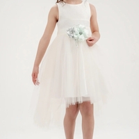 Елегантна асиметрична рокля в бяло + брошка и фиба за коса