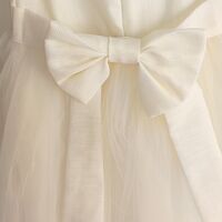 Елегантна асиметрична рокля в бяло + брошка и фиба за коса