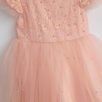 Рокля с тюл и перли в прасковен цвят