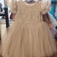 Рокля с тюл и перли в светло бежов цвят