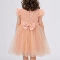 Рокля с тюл и перли в прасковен цвят