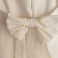 Елегантна асиметрична рокля в бяло + брошка и фиба за коса