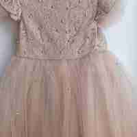 Рокля с тюл и перли в светло бежов цвят